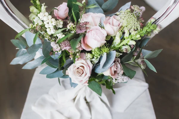 Bouquet de mariée sur chaise — Photo