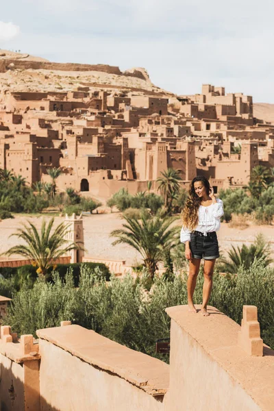 Beautiful Young Woman Walking Fence Castle View Ait Ben Haddou — Stock Photo, Image