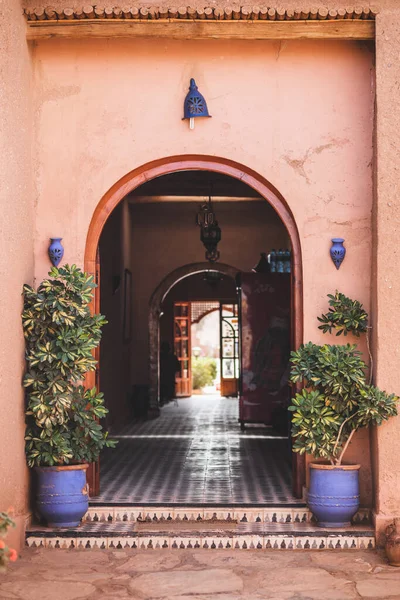 Traditionele Marokkaanse Stijl Architectuur Met Rode Terracotta Muur Boog Ingang — Stockfoto