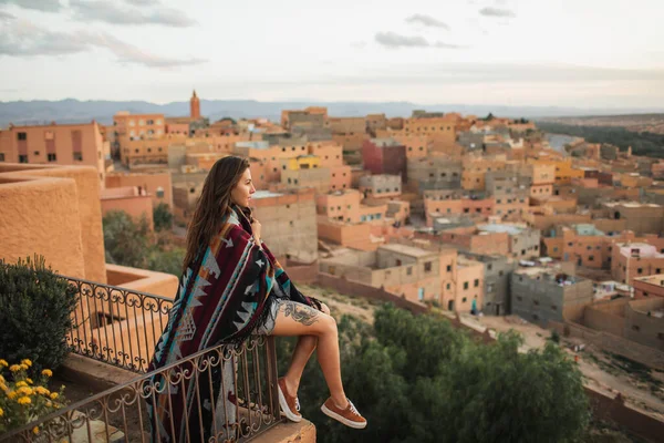 Frau Sitzt Auf Dachterrasse Mit Luftaufnahme Der Alten Arabischen Stadt — Stockfoto