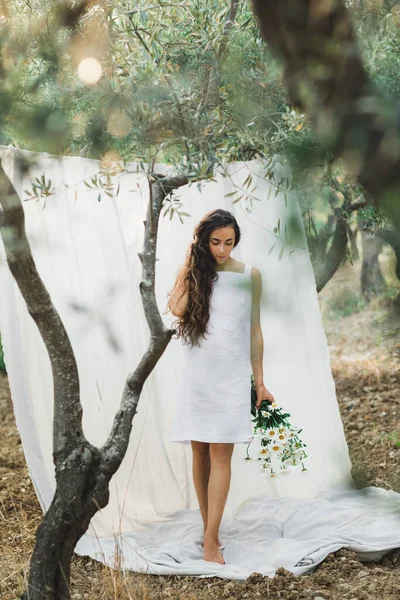 Retrato Una Joven Morena Sobre Fondo Tela Blanca Colgante Jardín —  Fotos de Stock