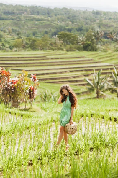 Mujer Morena Rizada Vestido Verano Seda Verde Caminando Terrazas Arroz Imágenes De Stock Sin Royalties Gratis