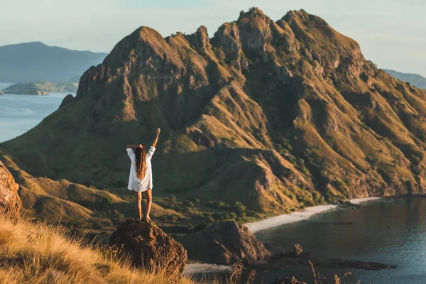 Wanita Dengan Pemandangan Luar Biasa Dari Pulau Padar Taman Nasional Stok Gambar Bebas Royalti