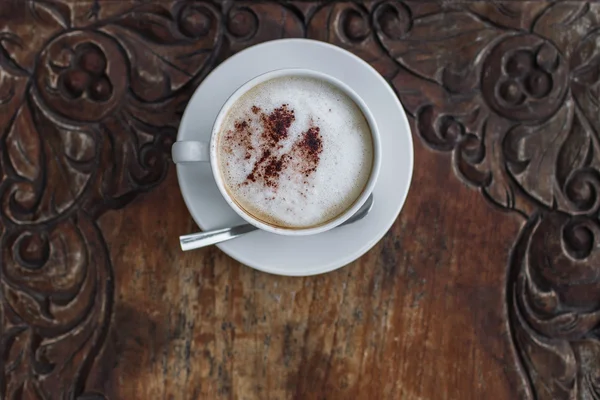 Aroma cappuccino em copo branco na mesa antiga vintage . — Fotografia de Stock