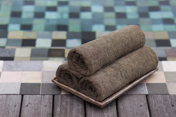 Три серых полотенца выкатились у бассейна . — стоковое фото