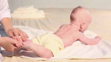 Doktor bir bebek masaj yapar