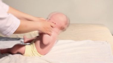 Doktor bir bebek masaj yapar