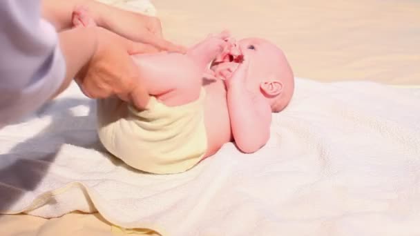 Doktor bir bebek masaj yapar — Stok video