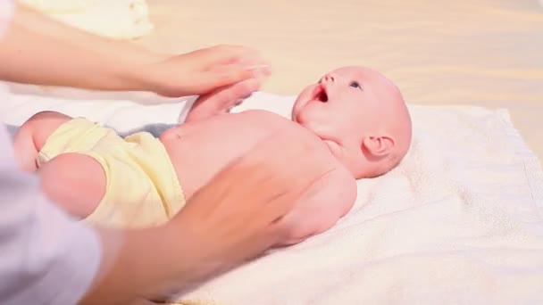 De arts maakt een baby massage — Stockvideo