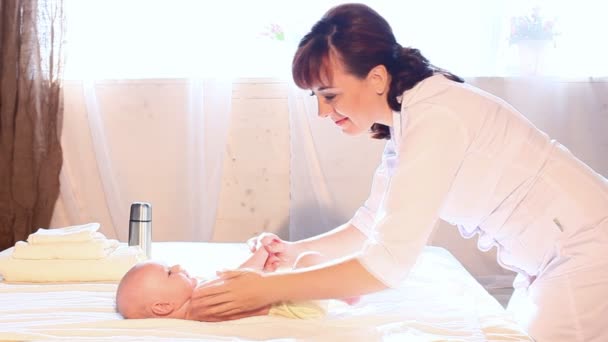 Läkaren gör en baby massage — Stockvideo