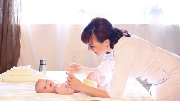 Läkaren gör en baby massage — Stockvideo