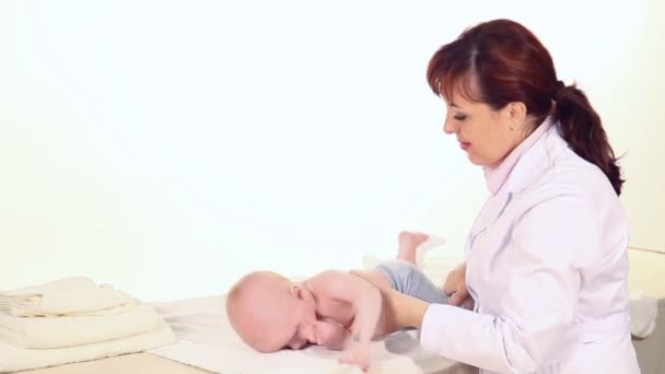 Läkaren gör en baby massage — Stockvideo