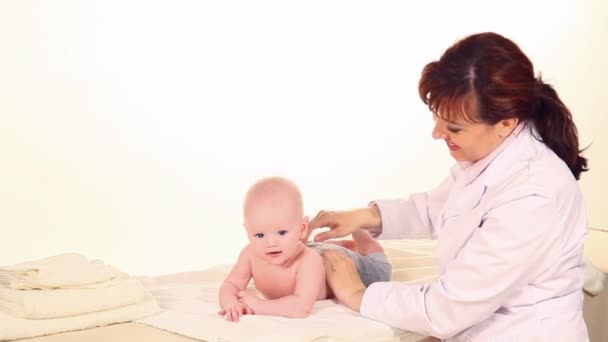 O médico faz uma massagem de bebê — Vídeo de Stock