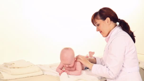 El médico hace un masaje de bebé — Vídeos de Stock