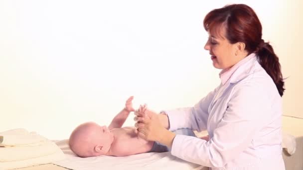 O médico faz uma massagem de bebê — Vídeo de Stock