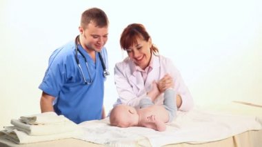 iki doktor ve bir bebek masaj için