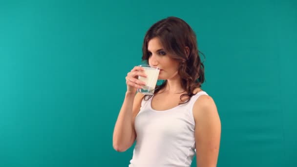 Девушка пьет молоко из бокала кефира — стоковое видео