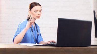 Doktor bir bilgisayarın arkasında