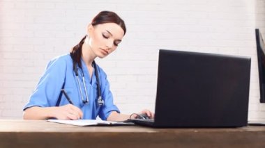 Doktor bir bilgisayarın arkasında