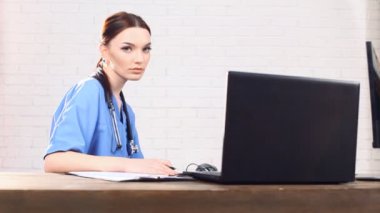 Doktor bir bilgisayarın arkasında