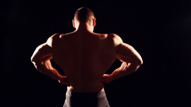 Bodybuilder pronkt met zijn spieren — Stockvideo