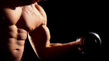 vücut geliştirmeci halter bench press yapıyor