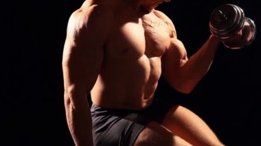 vücut geliştirmeci halter bench press yapıyor