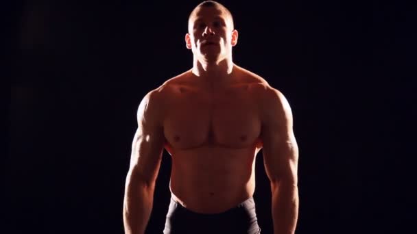 Bodybuilder ζυμώνει μυς του αυχένα — Αρχείο Βίντεο