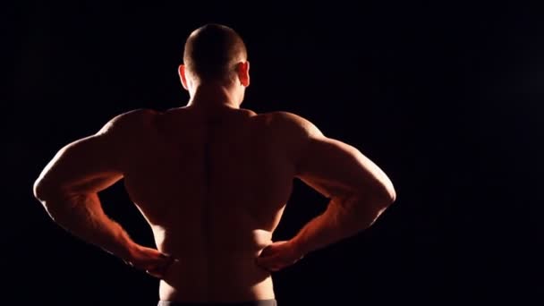 Bodybuilder pronkt met zijn spieren — Stockvideo