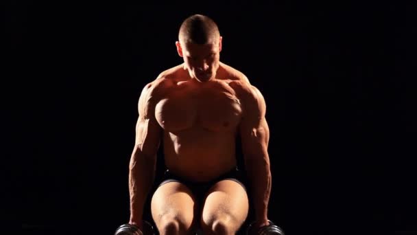 Bodybuilder doing dumbbell bench press — Stock Video