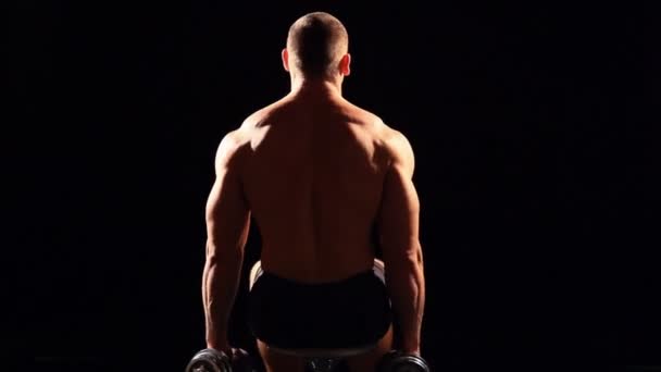 Bodybuilder doen halter bankdrukken — Stockvideo