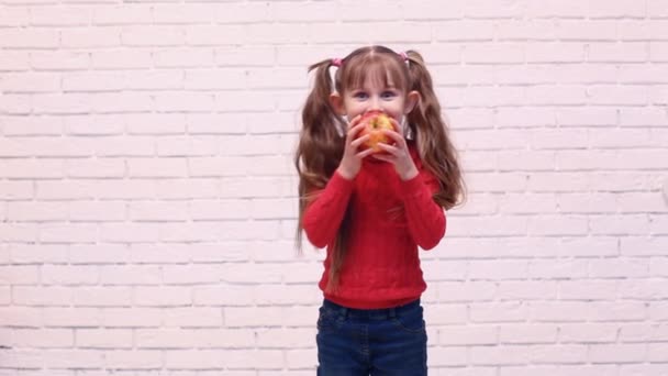 Ragazza mangia una mela succosa — Video Stock