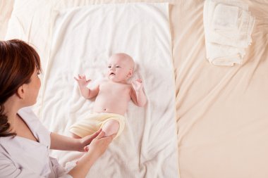 Doktor bebek masaj yapıyor