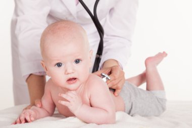 Doktor bebeğin için dinler