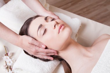 güzel kız Spa'da masaj yapıyor