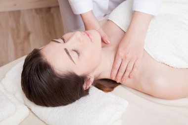 güzel kız Spa'da masaj yapıyor