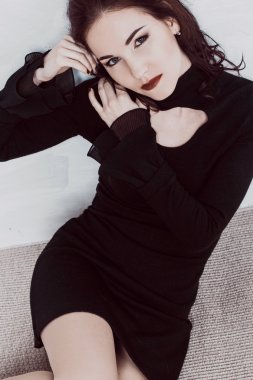 düşünceli kız modeli oturur