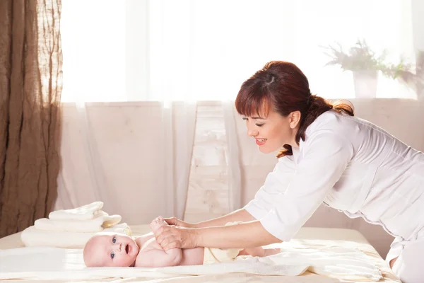 Arzt macht Babymassage — Stockfoto
