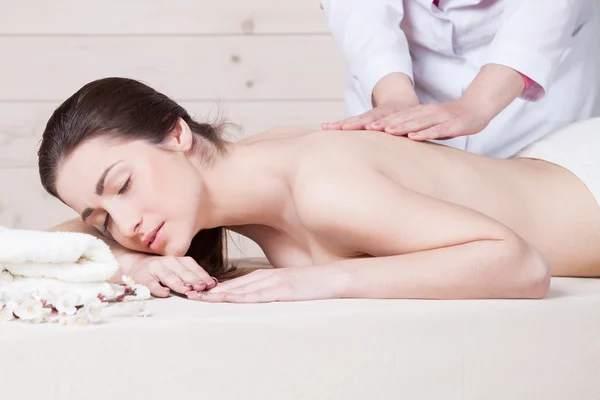 Trevlig tjej gör massage i Spa — Stockfoto