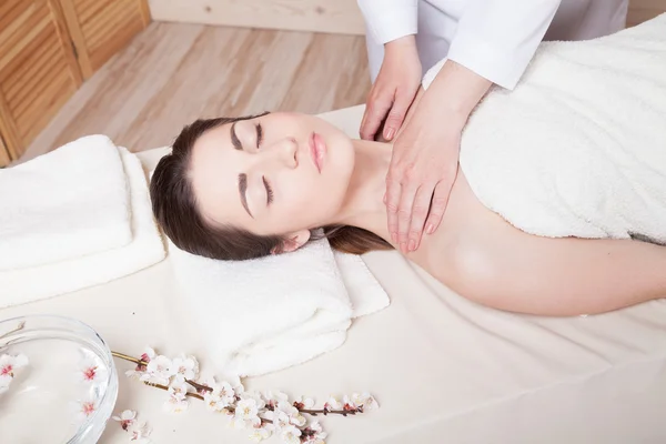 Menina agradável fazendo massagem no Spa — Fotografia de Stock