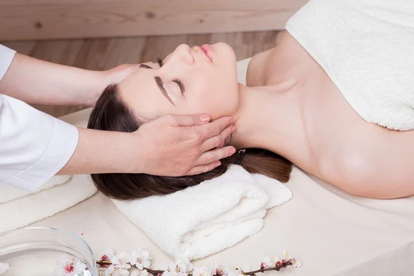 Trevlig tjej gör massage i Spa — Stockfoto