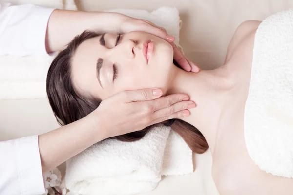 Flickan gör massage i Spa — Stockfoto