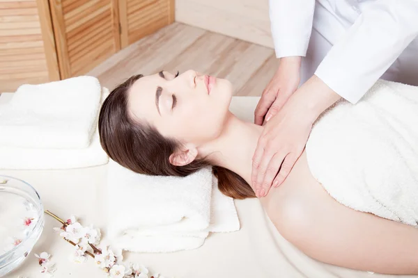 Girl doing massage in the Spa — Stock Photo, Image