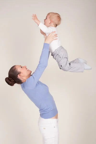 Madre e hijo están jugando —  Fotos de Stock