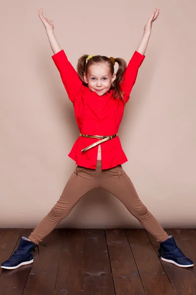 Ragazza in studio con le mani in alto — Foto Stock