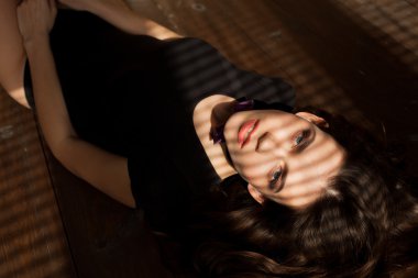 güneşlikler gölgesinden ile kız modeli