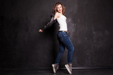 siyah bir arka plan üzerinde dans modeli kız