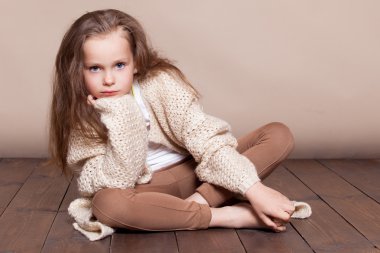 ahşap zemin düşünme bir kız oturuyor