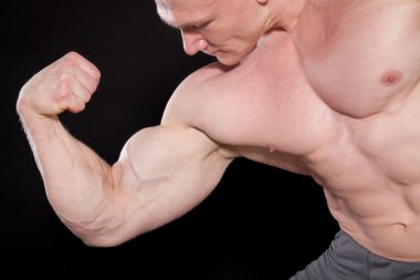 erkek vücut geliştirmeci