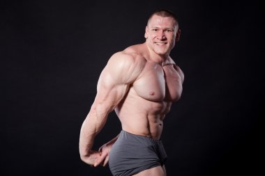 erkek vücut geliştirmeci